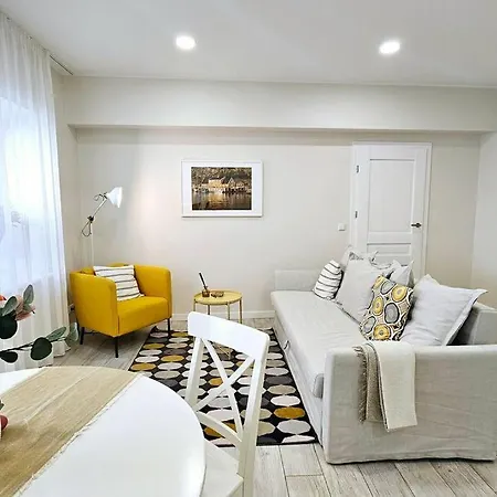 Stylist 1 Bd By Hostlovers *